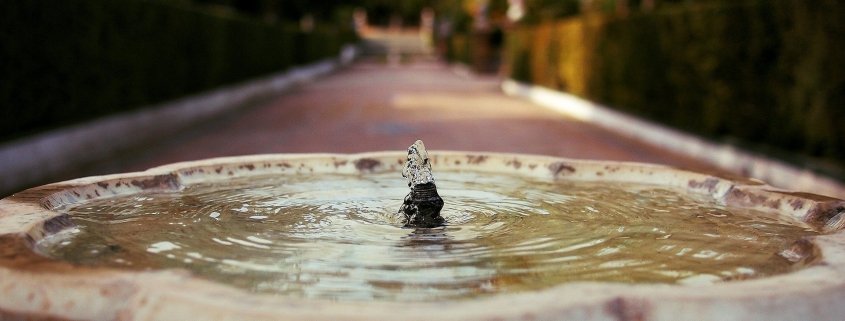 agua saliendo de una fuente