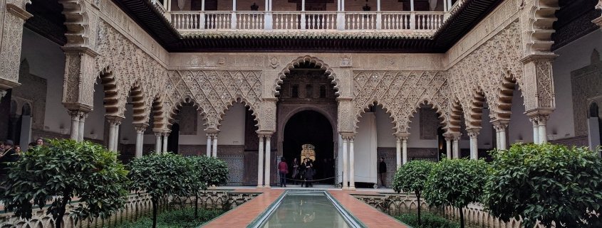 jardines de los alcázares de sevilla