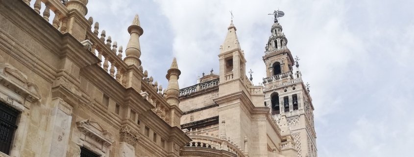 L'HISTOIRE DE LA GIRALDA DE SÉVILLE ET SES HISTOIRES